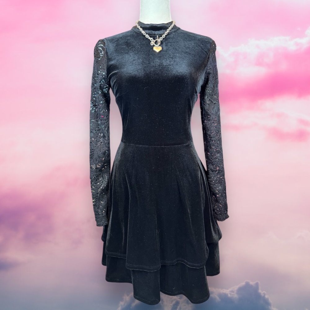 Elegant Black Velvet Gothic Dress – Size 3
